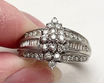 Anel de coquetel em formato de marquise de diamante em ouro branco 14K