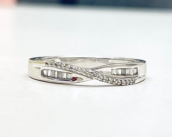 Anillo de boda con giro brillante de talla brillante redonda y diamante de oro blanco sku1089