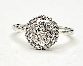 Anillo en racimo de halo de diamantes de talla brillante en oro blanco de 18 quilates