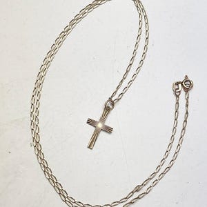 9ct Gold Textured Cross Necklace On a 9ct Gold 21 Inch Chain