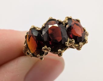 9 Karat Gelbgold Vintage Verzierter Granat Dreieinigkeitsring Sku2018