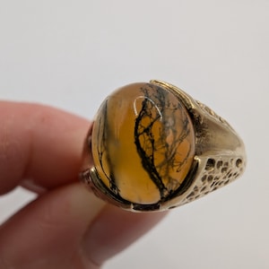 9ct Yellow Gold Vintage Moss Agate Solitaire Ring With Textured Detailing Sku2037