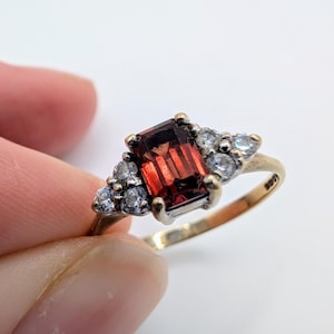 Anillo vintage de oro de 9 quilates con granate de talla esmeralda sku1737