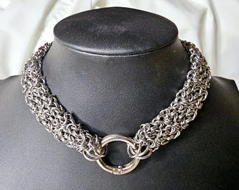 Collar de día de malla bizantina triple de acero inoxidable: Gargantilla discreta y funcional para uso diario.