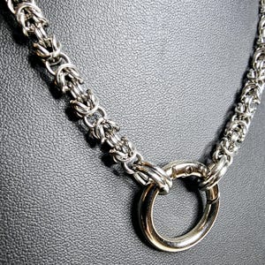 Bysantinskt funktionellt ringbrynjehalsband i rostfritt stål – diskret, hållbart, vardagligt bruk och lek.