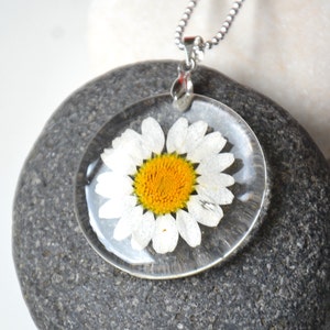 Daisy necklace, Pressed flower necklace, Natural jewellery, Real flower necklace, Dried flower jewelry, Plant necklace, Resin flower gift,
