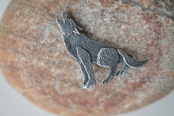 Howling Coyote Vintage Native American Zuni Turquoise Sterling Silver Coral Pin Howling Coyote Vintage Native American Zuni Turquoise Sterling Silver Coral Pin