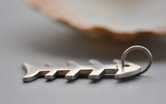 Vintage Sterling silver fishbone pendant (Taxco) View 4