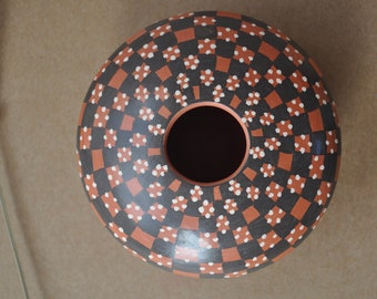 Mata Ortiz pottery : seed pot by artist Yoly Ledezma (geometric)