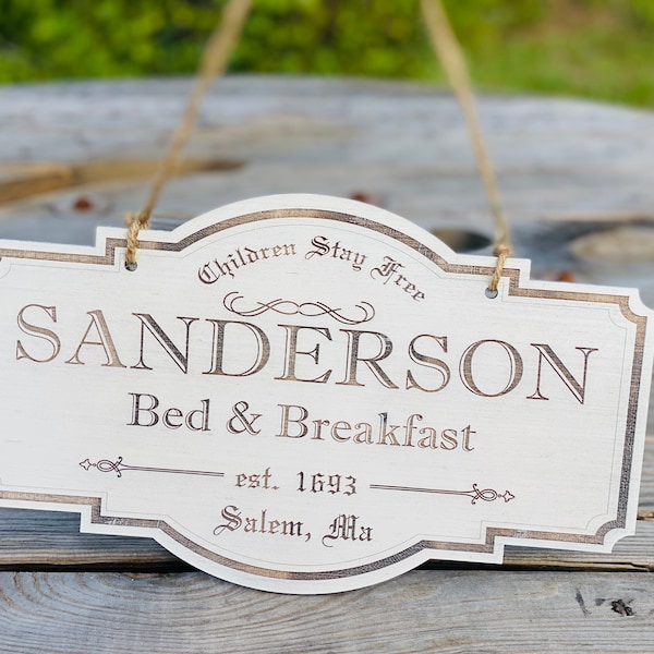 Sanderson bed & breakfast, gegraveerd, deurhanger, wanddecoratie, Halloween, hocus pocus, Salem, kinderen blijven gratis, heksen, Sanderson zussen