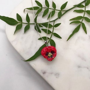 Pingente de amor-perfeito vermelho de porcelana com colar de prata esterlina/colar de amor-perfeito/pingente de amor-perfeito/colar de flor/pingente de flor/amor-perfeito vermelho