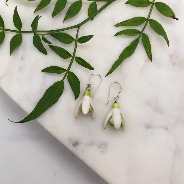 Boucle d'oreille perce-neige en porcelaine/ Boucles d'oreilles perce-neige/ Boucles d'oreilles pendantes/ Boucles d'oreilles fleurs en céramique/ Boucles d'oreilles en porcelaine/ Boucles d'oreilles fleurs/Cadeau pour elle