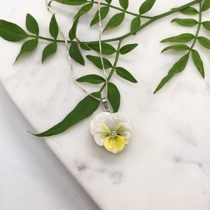 Pingente de amor-perfeito amarelo de porcelana com colar de prata esterlina/colar de amor-perfeito/pingente de amor-perfeito/colar de flor/pingente de flor/amarelo