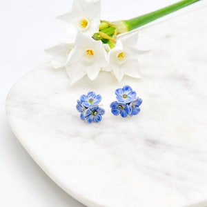 磁器の忘れな草のクラスタースタッドイヤリング/忘れな草のイヤリング/スタッドイヤリング/繊細なイヤリング/磁器のイヤリング/花のイヤリング