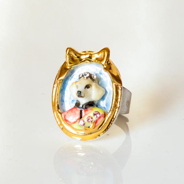 Pequeño anillo de cameo de perro de porcelana / anillo de forma ovalada / anillo de perro / anillo de cameo / anillo de país de las maravillas / dachshund / perro salchicha / perro