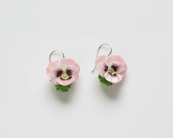 Boucles d'oreilles pendantes en porcelaine rose Pansy/ boucles d'oreilles Pansy/ boucles d'oreilles pendantes/ boucles d'oreilles fleurs en céramique/ boucles d'oreilles en porcelaine/ boucles d'oreilles fleurs/ pensée