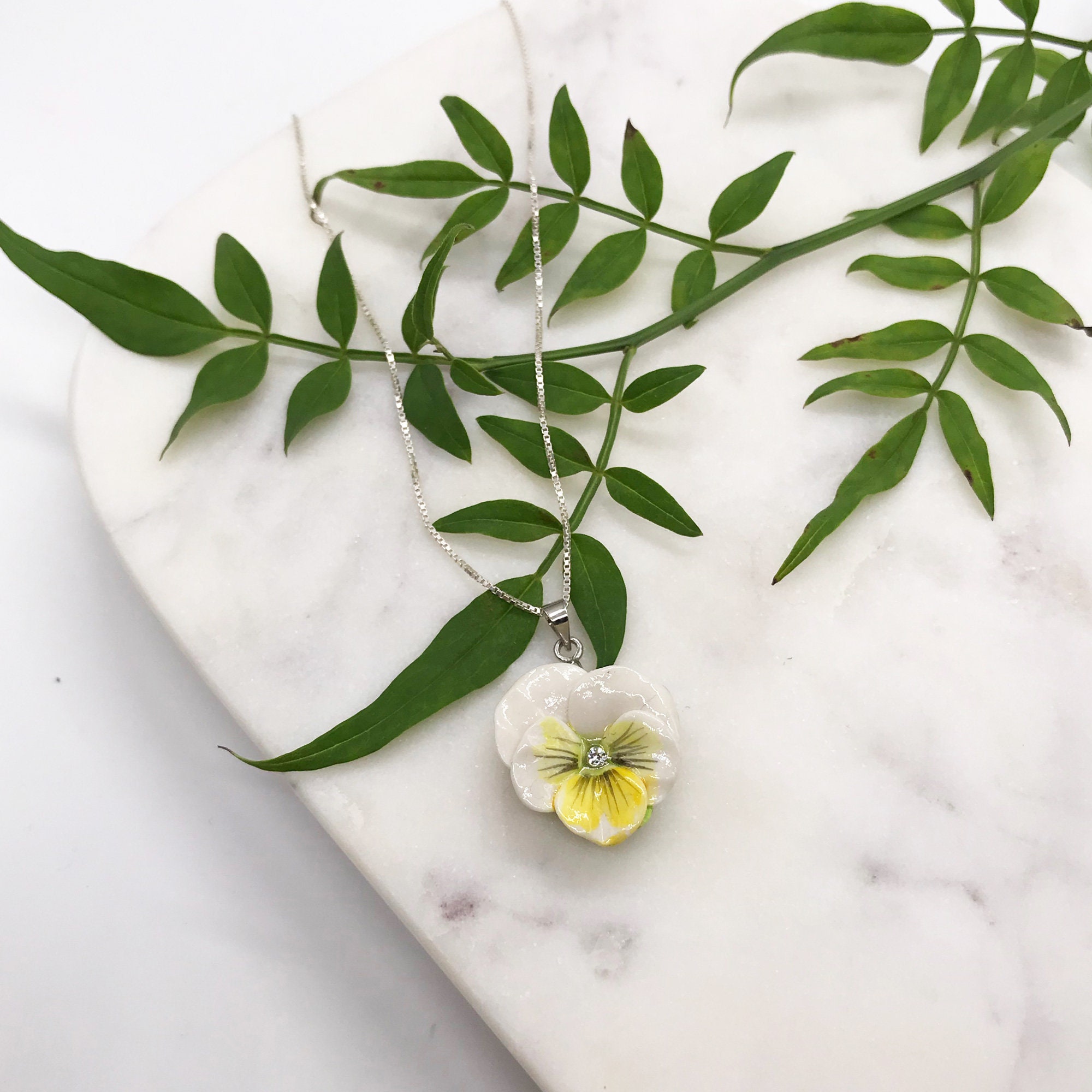 Porseleinen gele viooltje hanger met sterling zilveren ketting/viooltje ketting/viooltje hanger/viooltje/bloem ketting/bloem hanger/geel