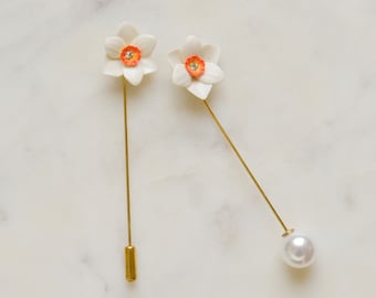 磁器製水仙ピンブローチ/水仙ブローチ/ウェディングピンブローチ/白い花のブローチ/ラペルピンブートニア/花婿の付添人への贈り物/ベストマンピン