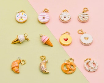手作りの磁器製食品チャーム、アイスクリーム、ジャミー・ドジャーズ、クロワッサン、ドーナツ、プレッツェルのチャーム