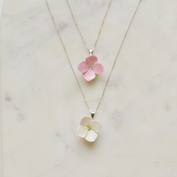 Collier pendentif Hydrangea en porcelaine/ Pendentif fleur/ Bijoux de fleurs/ Collier de fleurs/ Hydrangea/ Cadeau pour elle/ Cadeau de demoiselle d’honneur