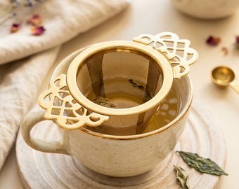 Vintage Style Tea Strainer with lid : Silver or Gold