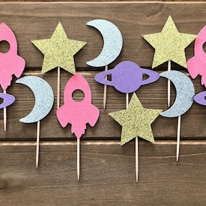 Adornos para cupcakes espaciales: estrellas brillantes, lunas, cohetes y planetas para fiestas y baby shower.