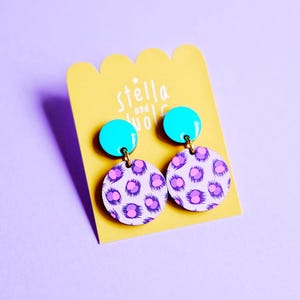 Pendientes colgantes con estampado de leopardo en morado y rosa neón, joyas de madera coloridas pintadas a mano, divertidos pendientes con estampado animal.