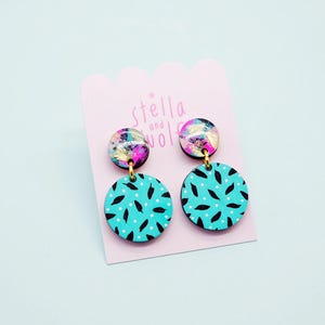 Pendientes llamativos de estilo retro en color turquesa, pendientes colgantes de madera de colores, pendientes abstractos modernos, joyería geométrica