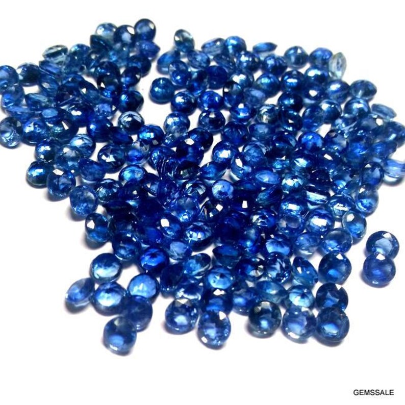 Pu&ograve; includere: Un grande mucchio di pietre preziose rotonde blu sciolte. Le pietre preziose sono tutte di dimensioni e forma approssimativamente uguali.
