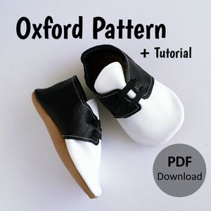 Può includere: Un paio di scarpine per neonati in pelle bianca e nera con suola marrone. Le scarpine hanno un design con lacci e sono etichettate "Oxford Pattern + Tutorial PDF Download".