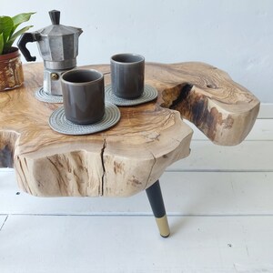 Salontafel gemaakt van een eeuwenoude olijfboom in Wabi Sabi-stijl.