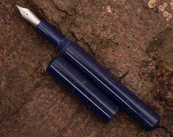 Pluma estilográfica artesanal en acrílico azul lapislázuli