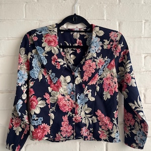 Vintage 80s Floral Blouse: Navy Blue Retro Crop Top (UK Size 8)