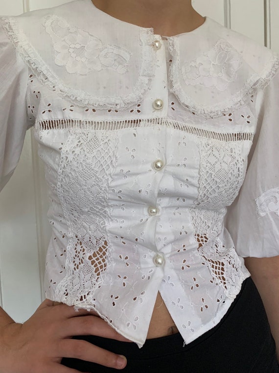 1960’s Beautiful white vintage eyelet blouse/ vint