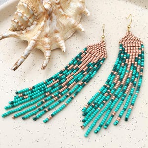 Może przedstawiać: Rustykalny drewniany szyld z napisem "Welcome to our home" w białych literach. Szyld ma postarzaną powierzchnię i prosty, zachęcający design, idealny na ganek lub do wejścia.