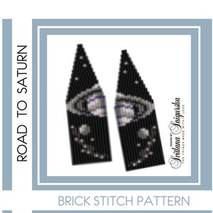 Peut inclure: Modèle de point de brique pour boucles d'oreilles en perles avec un motif noir et blanc de Saturne et ses lunes. Le motif est intitulé "Route vers Saturne".