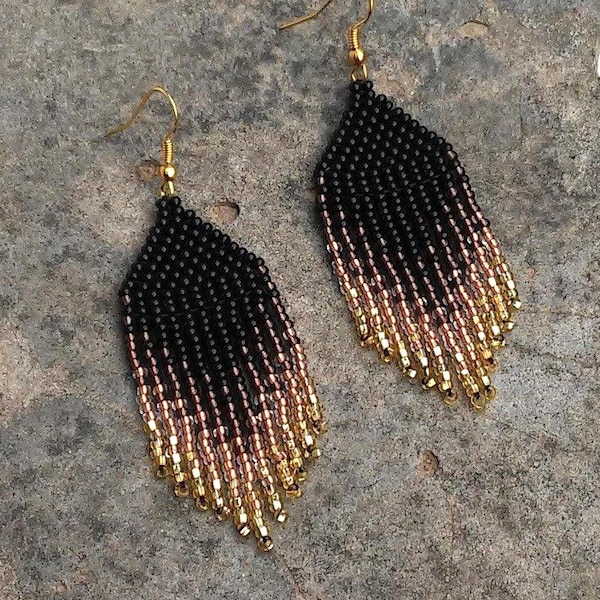 Native Beadwork Fransörhängen Svartguld Ombre Fröpärla Statement Dangle
