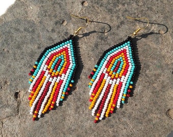 Boucles d'oreilles indiennes amérindiennes Boucles d'oreilles perlées rouges turquoises noires Boucles d'oreilles Huichol Bijoux Navajo Boucles d'oreilles courtes colorées multicolores