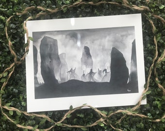 Könnte beinhalten: Schwarzweißes Aquarellbild einer Gruppe von Figuren, die in einem Kreis um einen Ring aus stehenden Steinen tanzen. Die Figuren sind vor einem nebligen Hintergrund silhouettiert.