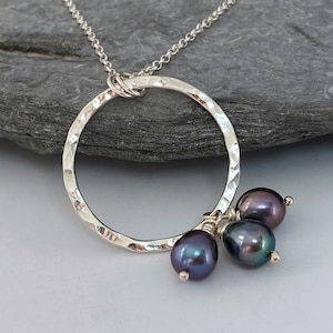 Hammered silver circle pendant with pretty blue/green/mauve peacock pearls, freshwater pearl jewellery, peacock pearl necklace