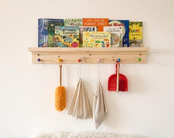 Estantería para habitación infantil con ganchos de colores: decoración de madera para guardería.
