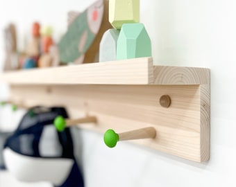 Estantería con clavijas para habitación infantil: Riel de madera con clavijas de colores, decoración infantil