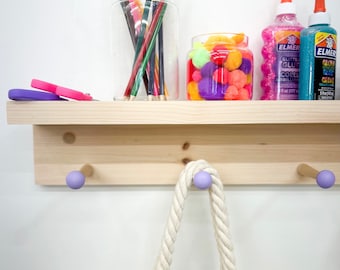 Estantería con riel para ganchos de colores: decoración para habitaciones infantiles, perchero de madera