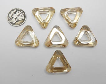 Kryształowy Złoty Cień (20 mm) Swarovski 4737 Trójkątna oprawa wisiorka