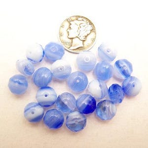 Cuentas de vidrio redondas abultadas facetadas de tanzanita clara (6 x 9 mm)