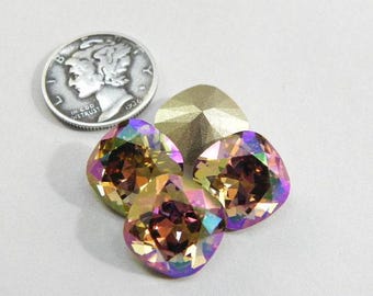 Puede incluir: Primer plano de tres cristales iridiscentes, tallados en cojín, con una moneda de plata. Los cristales presentan una mezcla de colores, incluyendo púrpura, oro y verde. La moneda es una moneda de plata Mercury de 1936.
