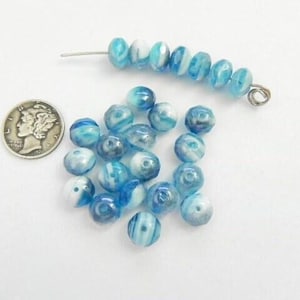 Cuentas de vidrio redondas abultadas con forma de ondas caribeñas (6 x 9 mm)