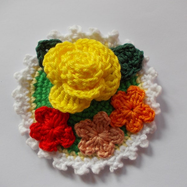 Button mit Häkelrose und Miniblümchen - 10 cm