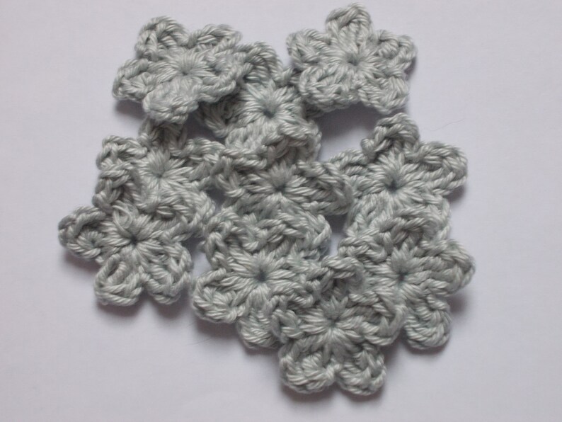 10 crocheted mini flowers light grey