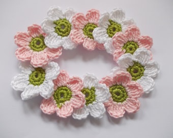 10 crocheted flowers - 4.5 cm tall - rosé white apple green